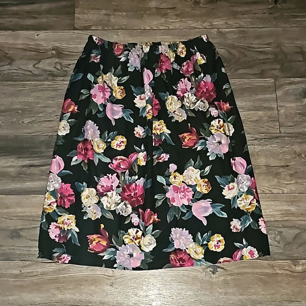 Vintage skirt floral pull on black background and multicolored flowers b33